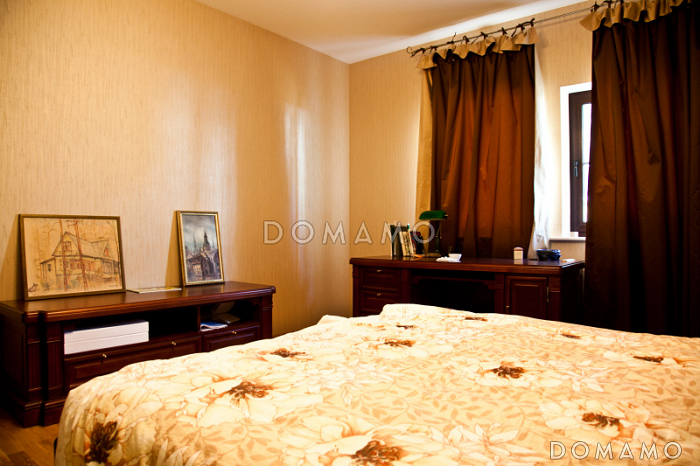 Проект дома из кирпича с местом для трех авто