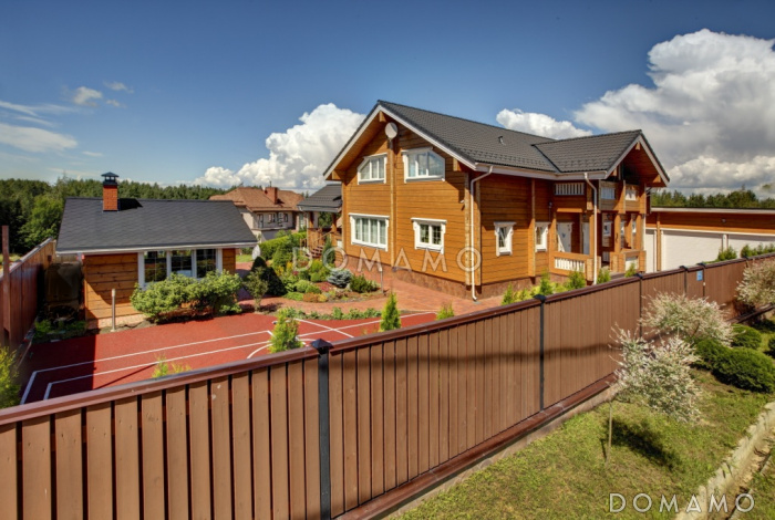 Проект дома из клееного бруса с обилием окон различной формы