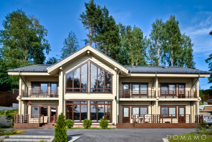 Проект двухэтажного дома из клееного бруса с шестью спальнями и гостиной на втором этаже