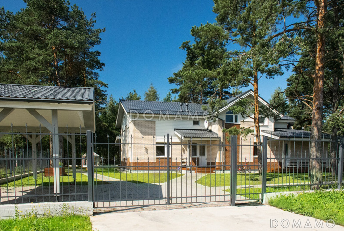 Проект кирпичного дома с просторным холлом на мансардном этаже