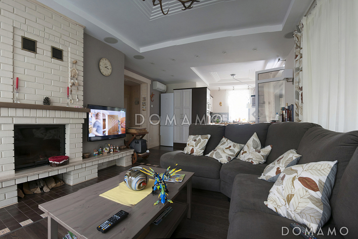 Проект дома из кирпича с цокольным этажом и небольшим бассейном