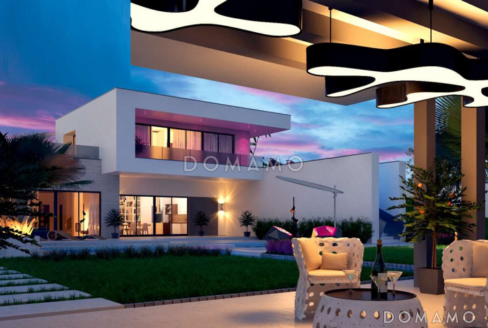 Проект современного двухэтажного дома из кирпича с плоской крышей необычного дизайна, с большими террасами на обоих уровнях, подходит для участка со склоном