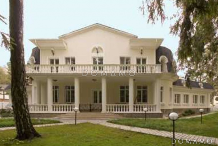 Проект двухэтажного дома из кирпича с правым и левым крылом