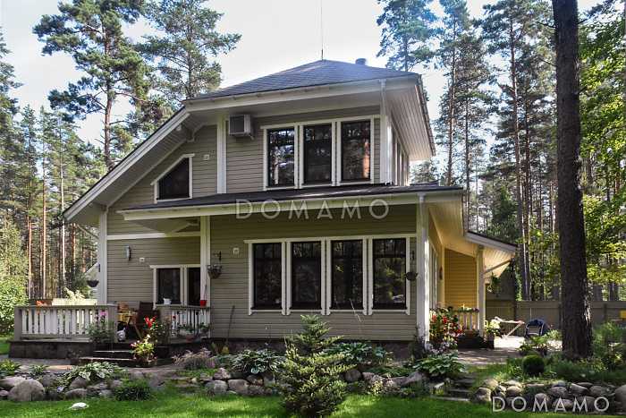 Проект дома из кирпича с местом для трех авто