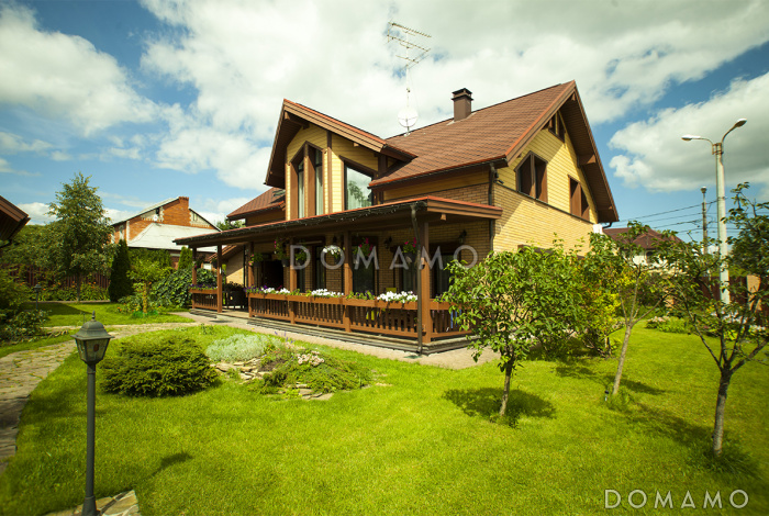 Проект каркасного дома с эркером и гаражом для одной машины