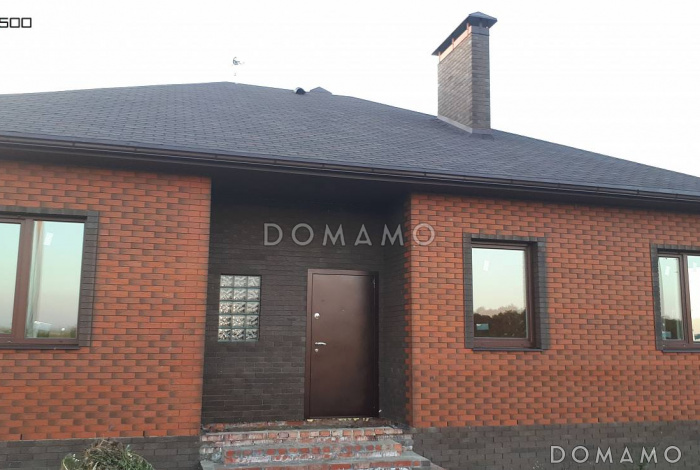 Проект одноэтажного дома из газобетона с кирпичными фасадами с тремя спальнями, светлой гостиной и угловым окном в кухне