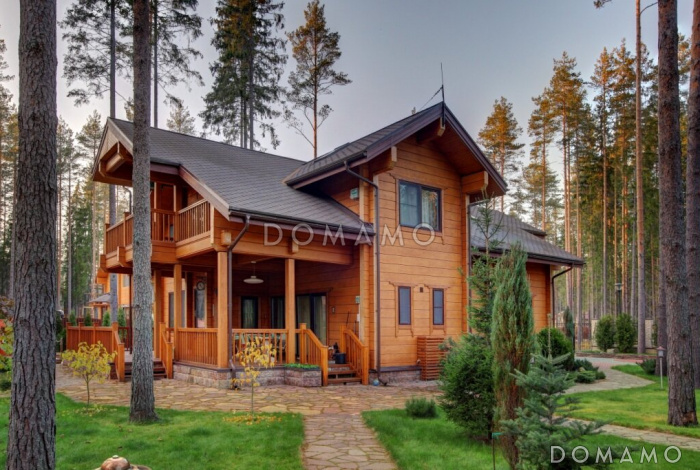 Проект деревянного дома из клееного бруса с просторным балконом на втором этаже